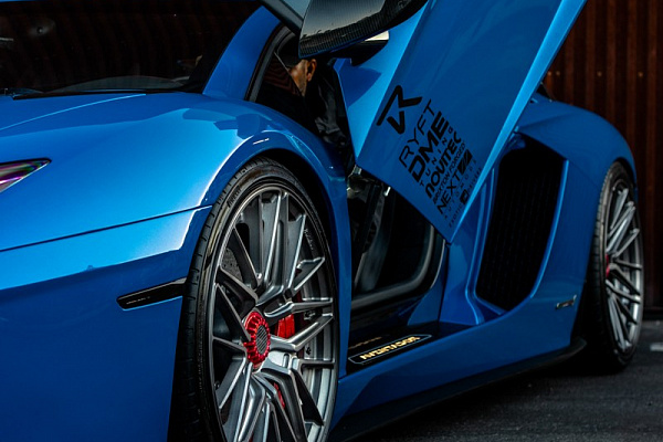 Фото дисков Brixton Forged VL4 Сатиновый темный лак на Lamborghini Aventador