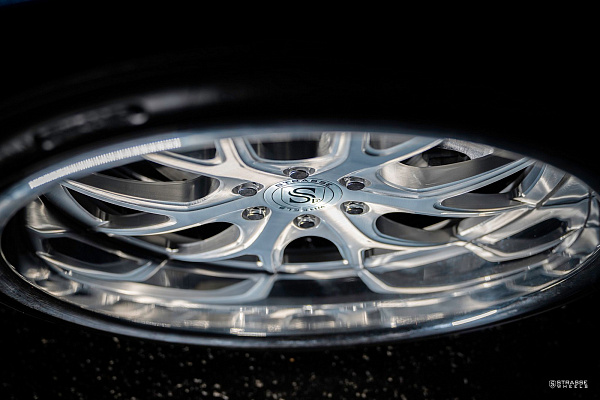 Фото дисков Strasse Wheels SM6R Signature Глянцевый лак на Dodge Viper