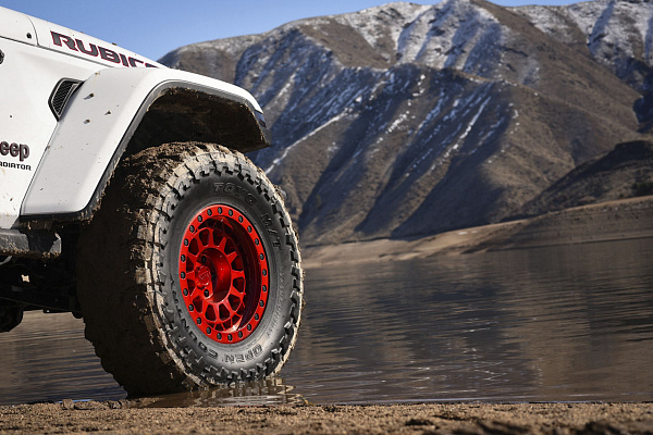 Фото дисков Black Rhino PRIMM Красный глянец на Jeep Gladiator II (JT)