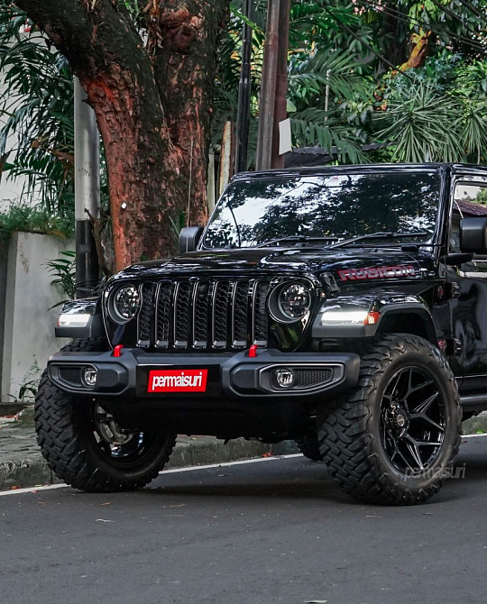 Фото дисков 4P06 Черный глянец на Jeep Wrangler IV (JL)