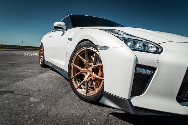 Фото дисков Strasse Wheels SM5R Deep Concave Monoblock Сатиновая бронза на Nissan GT-R