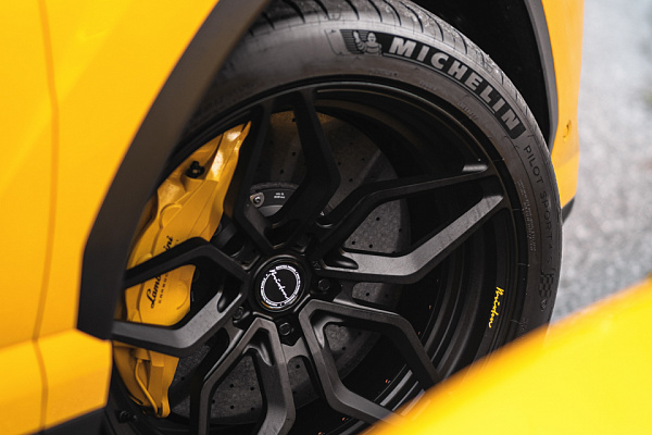 Фото дисков Brixton Forged PF9 Черный сатин на Lamborghini Urus