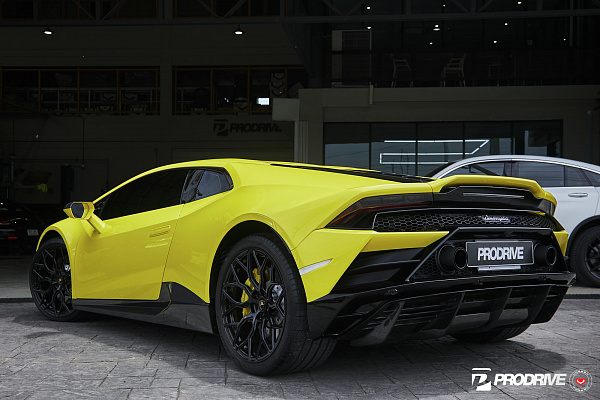 Фото дисков Vossen S17-01 Черный глянец на Lamborghini Huracan