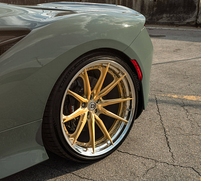 Фото дисков HRE S104SC на Ferrari F8