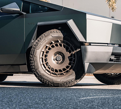 Фото дисков Brixton Forged TR09 AERO1 на Tesla Cybertruck