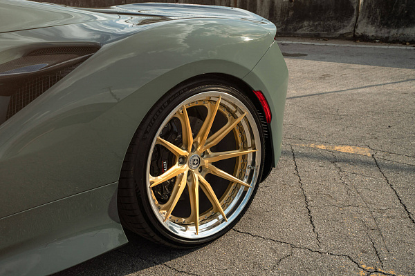 Фото дисков HRE S104SC Сатиновое золото на Ferrari F8