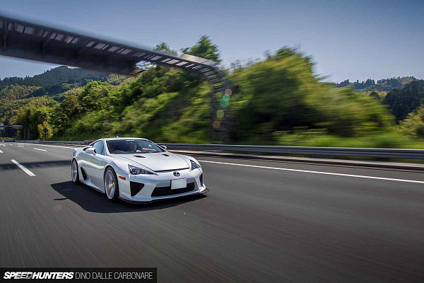 Фото дисков Vossen VFS-2 Серебро на Lexus LFA