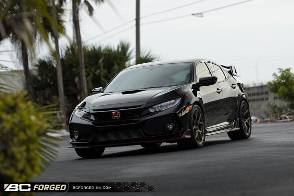 Фото дисков BC Forged RZ05 Сатиновая бронза на Honda Civic Type R FL5