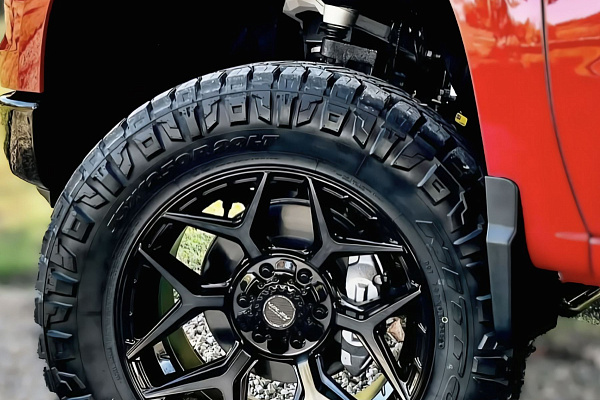 Фото дисков 4PLAY 4P06 Черный сатин на Chevrolet Silverado IV