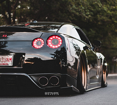 Фото дисков Strasse Wheels R10 Performance на Nissan GT-R