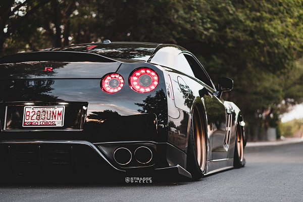 Фото дисков Strasse Wheels R10 Performance Другой цвет на Nissan GT-R