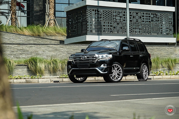 Фото дисков Vossen M-X3 Глянцевый лак на Toyota Land Cruiser 200