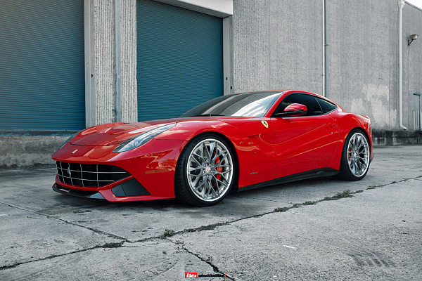 Фото дисков HRE S200H Глянцевый темный лак на Ferrari F12