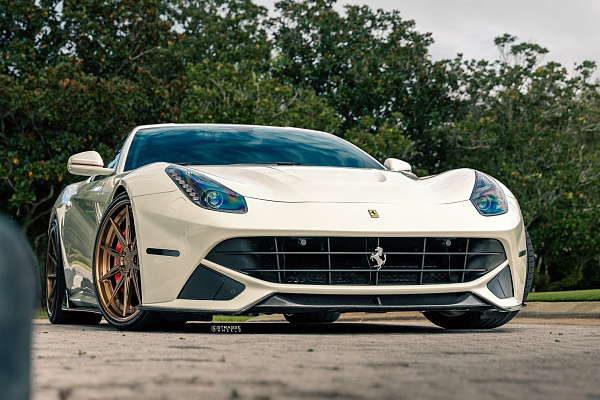 Фото дисков Strasse Wheels SV10-RS Deep Concave FS Сатиновая бронза на Ferrari F12