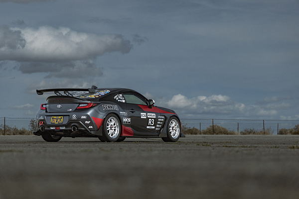 Фото дисков Motegi Racing MF413 SS6 Белый глянец на Toyota GR86