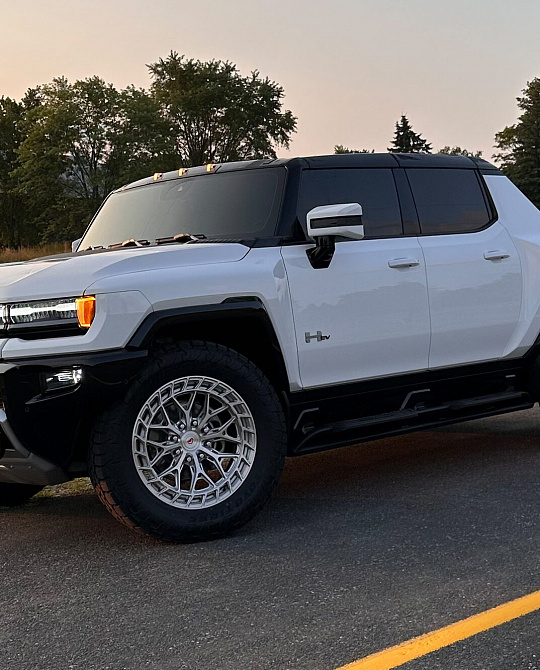 Фото дисков LC3-01T Глянцевый лак на GMC Hummer EV