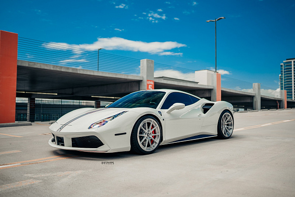 Фото дисков Strasse Wheels SV10 Deep Concave Duoblock Глянцевый лак на Ferrari 488