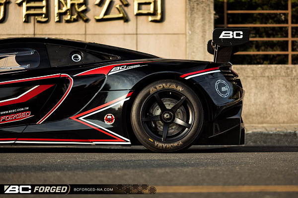 Фото дисков BC Forged RS45 Черный матовый на McLaren 650S
