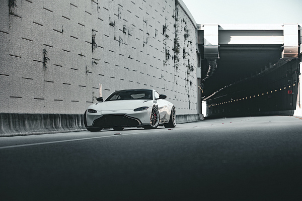 Фото дисков Strasse Wheels SV1T Deep Concave FS Другой цвет на Aston Martin Vantage 2