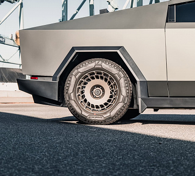 Фото дисков Brixton Forged TR09 AERO1 на Tesla Cybertruck