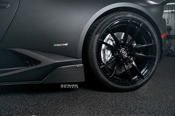 Фото дисков Strasse Wheels SV1 Deep Concave Monoblock Черный глянец на Lamborghini Huracan
