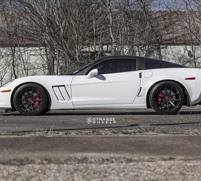 Фото дисков Strasse Wheels R10 Deep Concave на Chevrolet Corvette C6