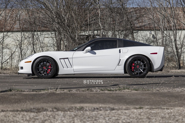 Фото дисков Strasse Wheels R10 Deep Concave Черный сатин на Chevrolet Corvette C6