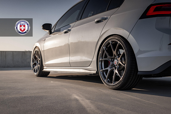 Фото дисков HRE 521M Глянцевый темный лак на Volkswagen Golf VIII