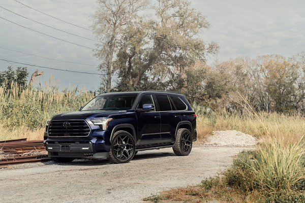 Фото дисков 4PLAY 4P06 Черный глянец на Toyota Sequoia III