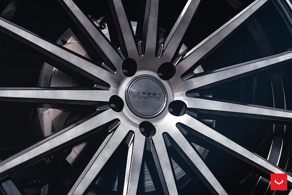 Фото дисков Vossen VFS-2 Глянцевый темный лак на Audi Q5 (8R)