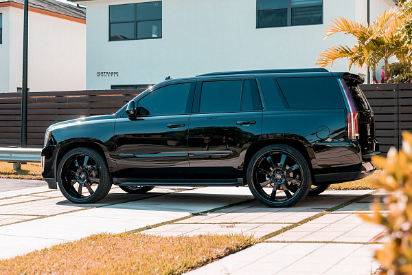 Фото дисков Strasse Wheels T8 Signature Черный глянец на Cadillac Escalade III