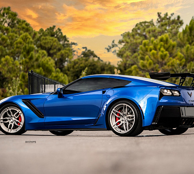 Фото дисков Strasse Wheels SV4 Deep Concave Duoblock на Chevrolet Corvette C7