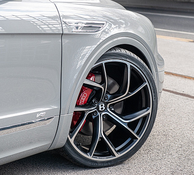 Фото дисков Kahn Type 54 на Bentley Bentayga
