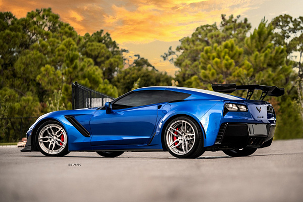 Фото дисков Strasse Wheels SV4 Deep Concave Duoblock Сатиновый темный лак на Chevrolet Corvette C7