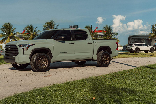 Фото дисков 4PLAY 4P83 Сатиновая бронза на Toyota Tundra III