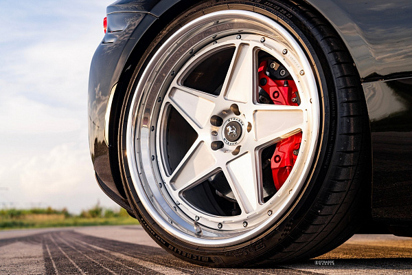 Фото дисков Strasse Wheels F5 Track Глянцевый лак на Ferrari SF90