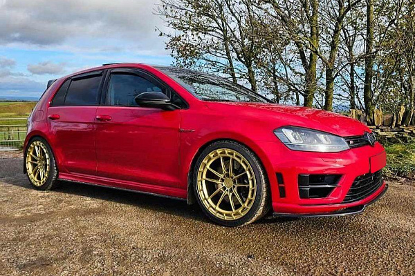 Фото дисков Bola FP3 Глянцевое золото на Volkswagen Golf VII