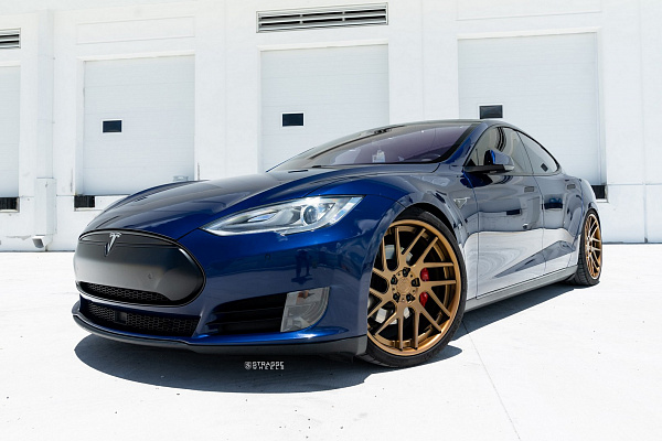 Фото дисков Strasse Wheels SM7T Deep Concave Сатиновая темная бронза на Tesla Model S