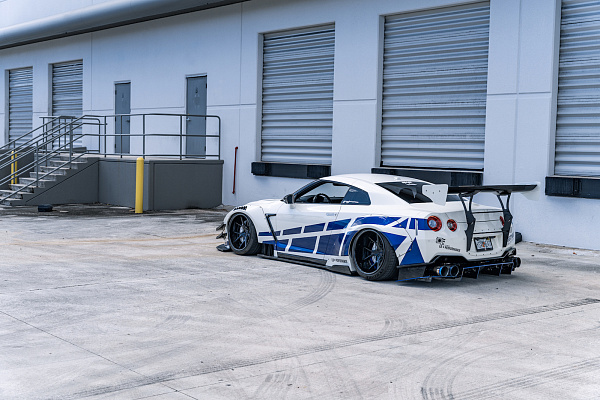 Фото дисков Strasse Wheels SM5R Deep Concave FS Черный глянец на Nissan GT-R