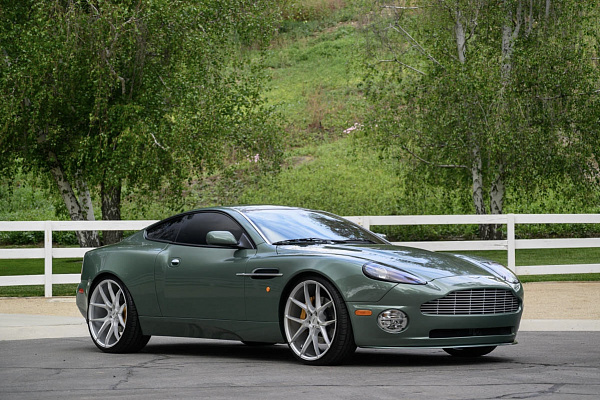Фото дисков Savini BM14 Глянцевый лак на Aston Martin Vaquish 1