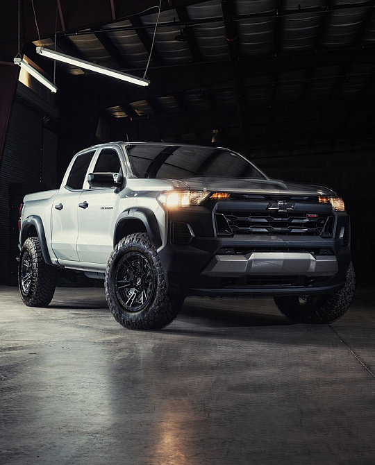 Фото дисков 4PS01 Черный сатин на Chevrolet Colorado