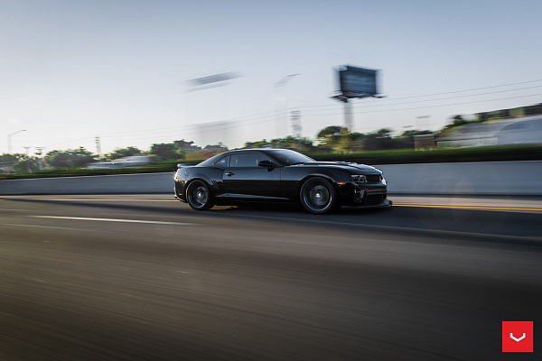 Фото дисков Vossen VFS-10 Глянцевый графит на Chevrolet Camaro V