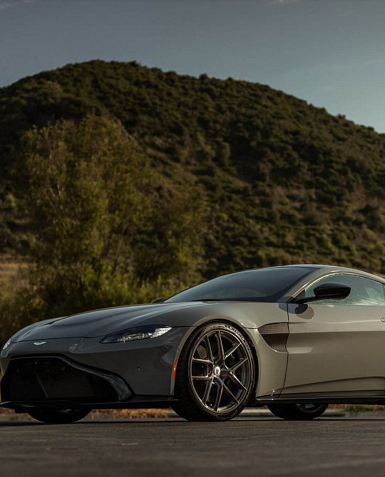 Фото дисков P101SC Глянцевый темный лак на Aston Martin Vantage 4
