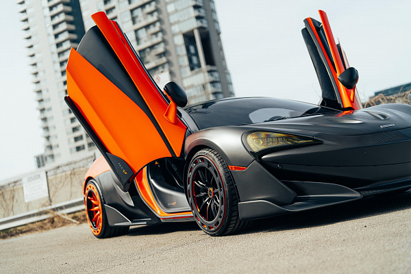 Фото дисков Brixton Forged FDE11 Aerotech Черный сатин на McLaren 600