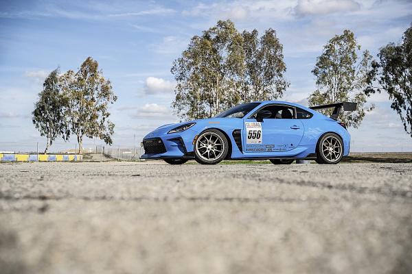 Фото дисков Rotiform LTN-J Сатиновая шампань на Toyota GT86