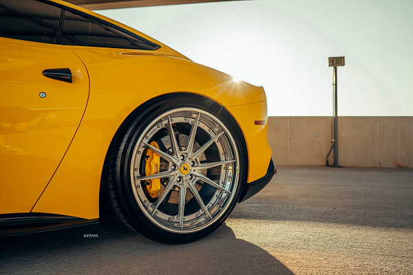 Фото дисков Strasse Wheels SV10 Deep Concave FS Глянцевый лак на Ferrari 812