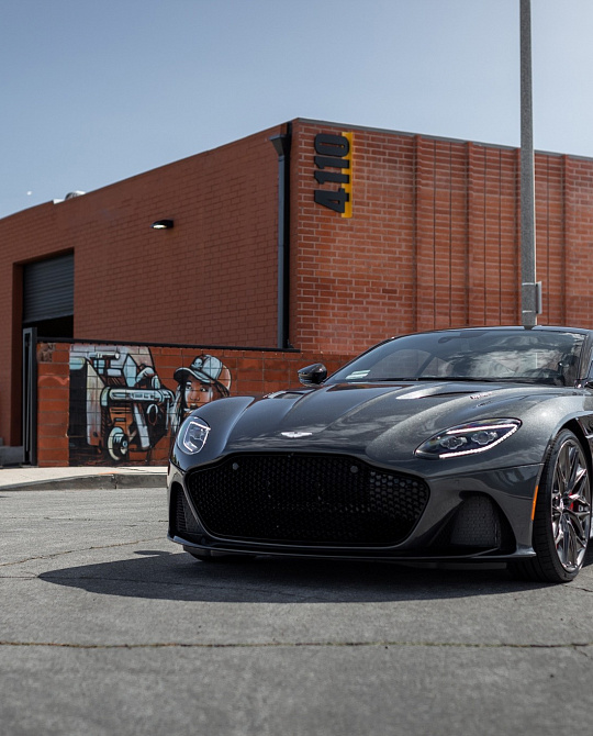 Фото дисков P200 Глянцевый темный лак на Aston Martin DBS 3