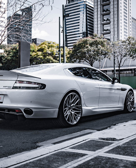Фото дисков VL4 Глянцевый лак на Aston Martin Rapide 2
