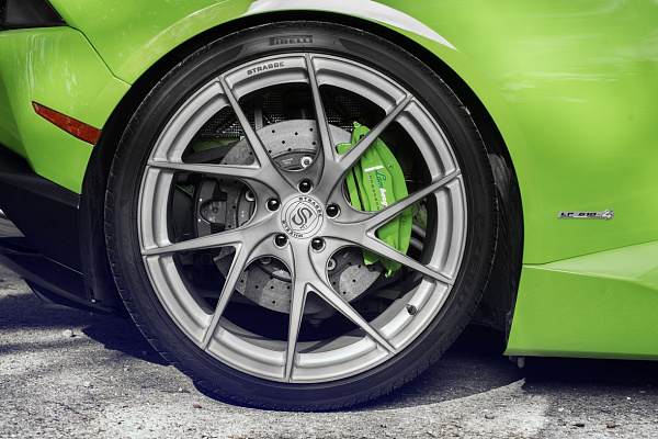 Фото дисков Strasse Wheels SM5RT Deep Concave Monoblock Сатиновый темный лак на Lamborghini Huracan