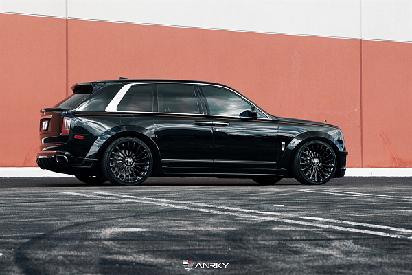 Фото дисков Anrky RF-282 Черный глянец на Rolls-Royce Cullinan